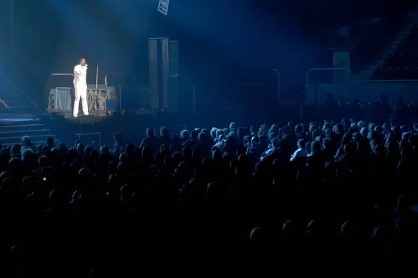 オデッサ ウクライナ 2012 コンサート象徴的なロシアの歌手オデッサのフィリップ Kirkorov 完全な家 明るいカラフルな光と劇場のショー — ストック写真