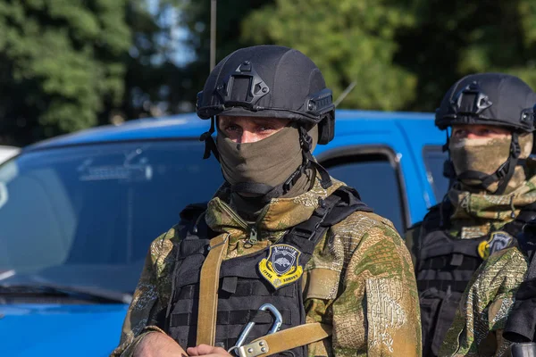 Odessa, Ukrayna - 1 Ağustos 2018: özel kuvvetler Ukraynalı polis özel silahlar ile tam savaş formunda saflarında. Urkainain özel kuvvetler çevik mukabele polis, Anti-terör asker