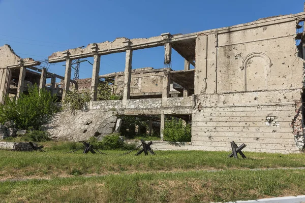 Abbandonato Distrutto Dall Esplosione Bombardando Bombardando Edificio Distrutto Fori Conchiglie — Foto Stock