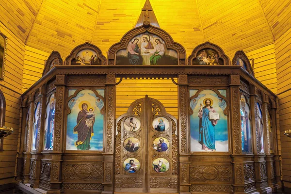 奥德萨 乌克兰 小木制东正教教堂在校园 和美丽的历史建筑拱门 彩绘图标 浮雕在自然光 — 图库照片