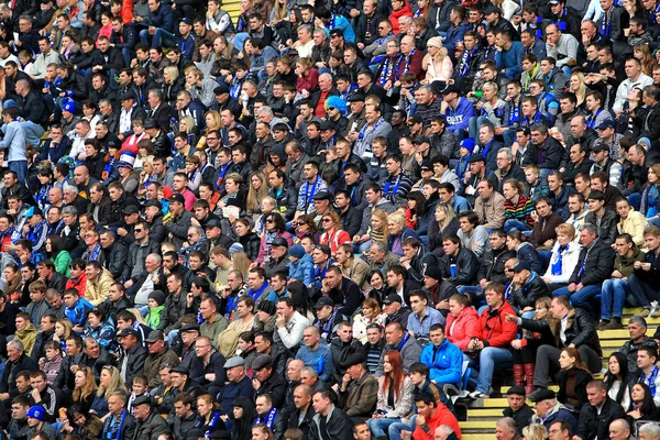 Odessa, Ukrayna - 10 Temmuz 2013: duygusal futbol taraftarları Stadı nda futbol kulübü Chernomorets, 10 Temmuz 2013, Odessa, Ukrayna bir oyun sırasında destek