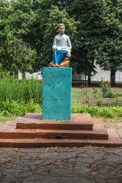 Een Oude Monument Voor Een Onbekende Jongen Een Verlaten Weeshuis — Stockfoto