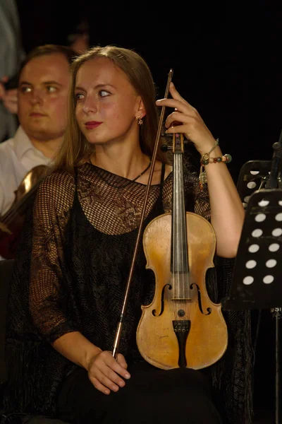 奥德萨 乌克兰 2018年7月19日 交响乐团在舞台上 舞台上的音乐剧 交响乐团 乐器的音乐家 爵士乐乐队在舞台上 选择性对焦 — 图库照片
