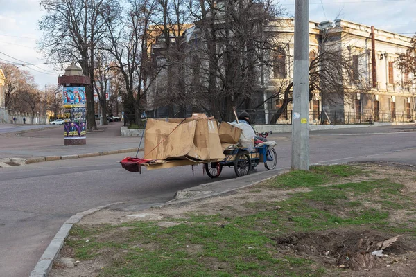 Odessa Ukraina Marca 2017 Bezdomny Bagażem Śpi Siedząc Rowerze Osoby — Zdjęcie stockowe