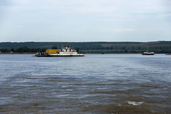 Pequenos Ferries Fluviais Privados Através Rio Danúbio Transportam Carros Longos — Fotografia de Stock