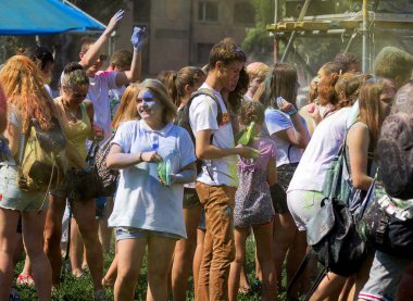 Odessa, Ukrayna - 5 Ağustos 2017: Gençler, bayanlar baylar bayram tatil sırasında renkli toz içine atma iyi eğlenceler. Festivali renkli boya. renkler aşk festival. Renk fest