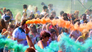 Odessa, Ukrayna - 5 Ağustos 2017: Gençler, bayanlar baylar bayram tatil sırasında renkli toz içine atma iyi eğlenceler. Festivali renkli boya. renkler aşk festival. Renk fest