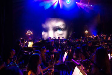 Odessa, Ukrayna 14 Ağustos 2018: Müzikal gösteri, çeşitli Senfoni Orkestrası Odessa Ulusal Opera ve Bale Tiyatrosu sahnesinde. Orkestra Enstrümanları müzisyenler sahne tiyatro sahne,