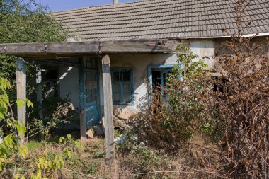 Eski sol harap çiftlik. Zamanla terk edilmiş bir evde yok. Terk edilmiş bir harabe evde kalıntıları. Thrash tasarımı için ne kadar depresif arka plan