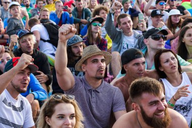 Odessa, Ukrayna -25 Ağustos 2017: büyük kalabalık, müzik sırasında rock konserinde hayranlarını gün boyunca. Seyirci kum Beach müzik ve spor festivali Z-Oyunlar sırasında