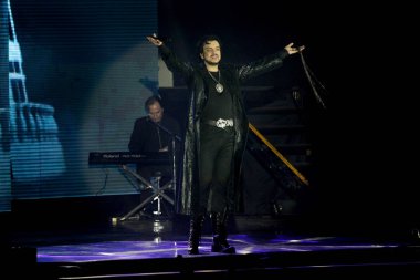 Odessa, Ukrayna, 17 Nisan 2012: Pop konser ikonik Rus şarkıcı Philip Kirkorov Odessa'daki. Ful ile parlak renkli ışık ve tiyatro gösterisi.