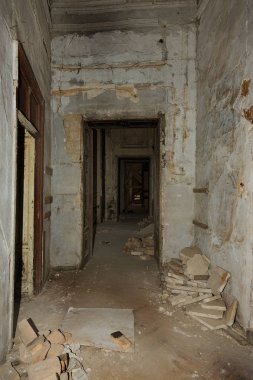 Terk edilmiş bir harabe binada bir antik 18. yy binası mistik iç, kalıntıları. Eski duvarlar, çöp ve çamur ile koridor mahvetti. Kalıp, alçı dekorasyon, kısma yok