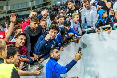 Odessa, Ukrayna - 15 Eylül 2016: Aktif futbol tribün taraftarlara