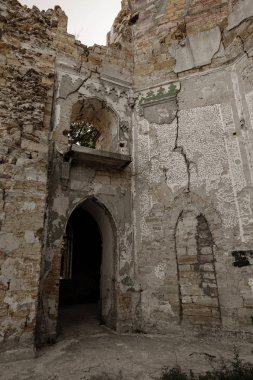 Mistik iç cephe terkedilmiş kalıntıları harap antik kale, binanın konak. Eski duvarlar, çöp ve çamur ile koridor mahvetti. Vandallar tarafından tahrip antik tarihi bina kalıntıları