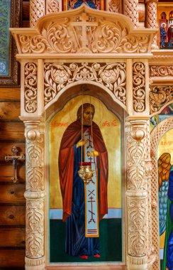 Odessa, Ukrayna: İç küçük ahşap Ortodoks Hıristiyan Kilisesi. Simgeler, kutsal emanetler, İkonostasisin, sunak. Ark'Hıristiyan tarafından canonized azizlerin kutsal emanetler