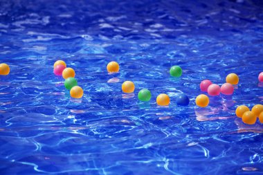 Modern mavi su havuzu kayan çok renkli plastik toplar tanıtımı tatil sezonu açılış ile