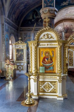 Odessa, Ukrayna: İç Ortodoks Kilisesi, sunak, İkonostasisin ve güzel tarihi mimari kemerler, simgeler, freskleri, bas-reliefs doğal altın yaldız ışık, boyalı