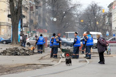 Odessa - 3 Nisan: işçi tamir yol asfalt yol yok kış frosts sonra kentsel planlama onarım programı kapsamında oluşan bir ekip. 3 Nisan 2014 Odessa, Ukrayna