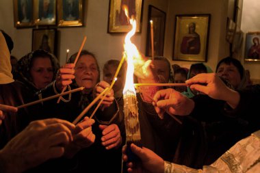 Odessa - 20 Nisan: hacılar kutsal Sepulchre (Kutsal ışık) kutsal Cumartesi Paskalya kutsal ateş ritüel sadık cemaat Odessa, Ukrayna, 20 Nisan 2014 getirdi. .