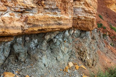 Mavi kil jeolojik birikintisi. Mavi kil nadir bulunan doğal bir kozmetiktir. Elmas depozitosunun bir işareti olan mavi kil elmas kimberlit boruyla ilişkilidir. Doğal jeolojik zenginlik