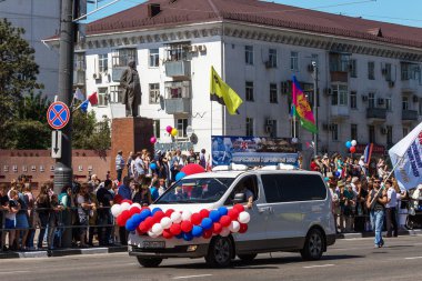Novorossiysk, Rusya - 1 Mayıs 2018: Mayıs günü gösteri. Barış! İş! Mayıs! İnsanlar ile tatil geçit töreni sırasında Bayrak İşçi Bayramı kutlamak. 1 Mayıs günü tüm çalışan insanlar. Koloni içinde yürüyen insanlar