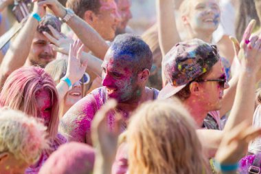 Odessa, Ukrayna - 5 Ağustos 2017: Gençler, bayanlar baylar bayram tatil sırasında renkli toz içine atma iyi eğlenceler. Festivali renkli boya. renkler aşk festival. Renk fest