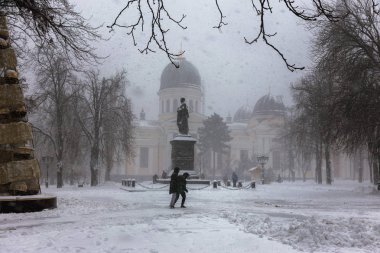 Kışın şehir sokaklarını güçlü kar yağışı. Araba kar, kaygan yol ile kaplıdır. Kışın kötü hava: şiddetli kar yağışı ve blizzard. Yayalar şiddetli kar yağışı altında gidin. Kış ve kar fırtınası, kar yağışı