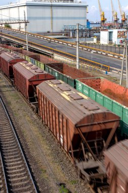 Odessa, Ukrayna - 6 Ekim 2015: terminal şube demiryolu yük treni. Demiryolu taşımacılığı. Yük. Taşıyan ahşap, ahşap, Kurşun külçeler, bir treni metal kütük. Bir tren hareket