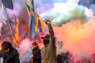 Odessa, Ukrayna - 14 Ekim 2015: Fener alayı radikal aşırı sol partilerin, ayaklanmalar tarafından eşlik ediyor. Protestocular, göstericiler bir Nazi bayrağı taşıdı, havai fişek ve sis bombası yazmak