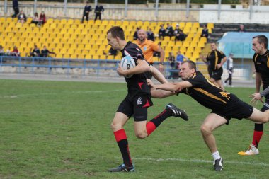 Odessa, Ukrayna - 29 Eylül 2018: Final Oyunları Şampiyonası Ukrayna'nın en güçlü takımları Rugby-7. Rugby topu alan üzerinde. Rugby topu için ağır mücadele sahip. Takım sporcular oyuncular sahada