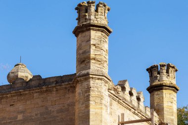 Mistik iç cephe terkedilmiş kalıntıları harap antik kale, binanın konak. Eski duvarlar, çöp ve çamur ile koridor mahvetti. Vandallar tarafından tahrip antik tarihi bina kalıntıları