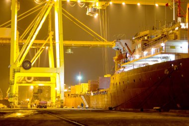 Odessa 21 Kasım: konteynerler içinde iyichevck seaport Denizcilik gemi üzerinde gece, gündüz, 21 Kasım 2012 yükleme boşaltma odessa, Ukrayna