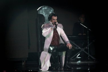 Odessa, Ukrayna, 17 Nisan 2012: Pop konser ikonik Rus şarkıcı Philip Kirkorov Odessa'daki. Ful ile parlak renkli ışık ve tiyatro gösterisi.