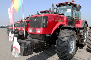 Odessa, Ukrayna - 31 Mart 2011: bahar, tarım Ekim başlangıcı için hazır üst üste sergi alanında çeşitli modelleri yeni traktör stand