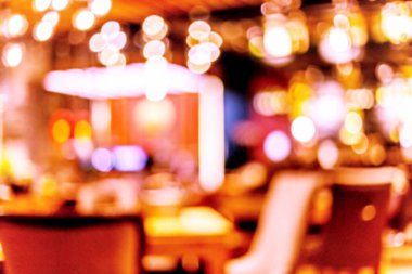 Küçük bir restoranın içi bulanık bir arka plan. Bokeh Kafe 'nin içini sıcak koyu renklerle bulanıklaştırmış. Yaratıcı moda tasarımı için arka plan olarak.