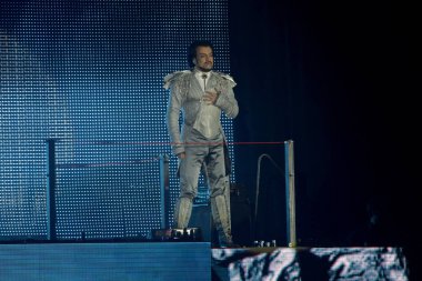 Odessa, Ukrayna, 17 Nisan 2012: Pop konser ikonik Rus şarkıcı Philip Kirkorov Odessa'daki. Ful ile parlak renkli ışık ve tiyatro gösterisi.