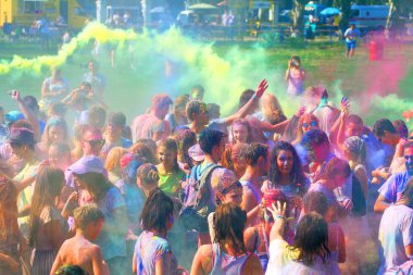 Odessa, Ukrayna - 5 Ağustos 2017: Gençler, bayanlar baylar bayram tatil sırasında renkli toz içine atma iyi eğlenceler. Festivali renkli boya. renkler aşk festival. Renk fest