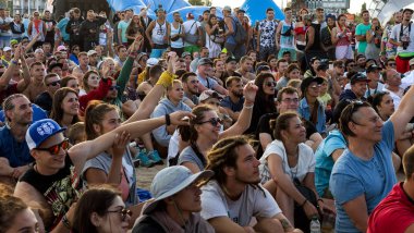 Odessa, Ukrayna -25 Ağustos 2017: büyük kalabalık, müzik sırasında rock konserinde hayranlarını gün boyunca. Seyirci kum Beach müzik ve spor festivali Z-Oyunlar sırasında