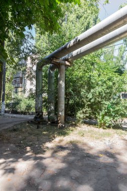 Cross'taki ısı boruları. İletken şehir Isıtma için ısı zemin, boru hattı yukarıda. Şehir Hava overground konut şehir çeyreğinde metal ısı yalıtımı ana Isıtma. Açık döşeme elektrik direkleri