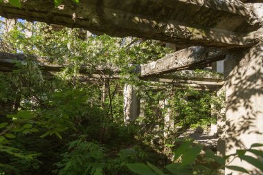 Terk edilmiş bombalama ve yıkılan bina bombardımanı patlama nedeniyle yok. Kabukları, madde işaretleri ve parçalanmak bir savaş kasıp kavuran Bina duvarlarında delikler. Eski yıkık ev