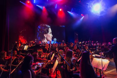 Odessa, Ukrayna 14 Ağustos 2018: Müzikal gösteri, çeşitli Senfoni Orkestrası Odessa Ulusal Opera ve Bale Tiyatrosu sahnesinde. Orkestra Enstrümanları müzisyenler sahne tiyatro sahne,