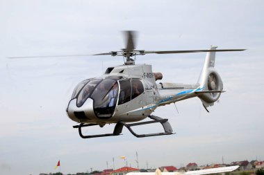 Odessa, Ukrayna - 4 Haziran 2013: Bulutlu bir günde yaz özel test ışık modern sivil helikopter iş sınıfı küçük bir özel Havaalanı sunumu