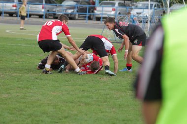 Odessa, Ukrayna - 29 Eylül 2018: Final Oyunları Şampiyonası Ukrayna'nın en güçlü takımları Rugby-7. Rugby topu alan üzerinde. Rugby topu için ağır mücadele sahip. Takım sporcular oyuncular sahada