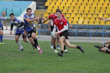 Odessa, Ukrayna - 29 Eylül 2018: Final Oyunları Şampiyonası Ukrayna'nın en güçlü takımları Rugby-7. Rugby topu alan üzerinde. Rugby topu için ağır mücadele sahip. Takım sporcular oyuncular sahada