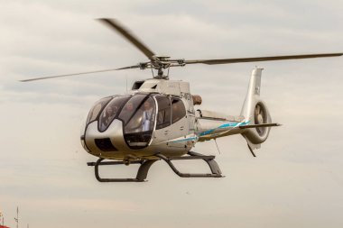 Odessa, Ukrayna - 4 Haziran 2013: Bulutlu bir günde yaz özel test ışık modern sivil helikopter iş sınıfı küçük bir özel Havaalanı sunumu