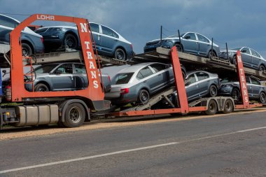 Odessa, Ukrayna 1 Eylül 2017: Araba taşıyıcıları arabaya taşımak. Özel kamyonlar arabayla taşımacılığı. Çok katmanlı ulaşım araçları için özel römork. Arabalar römork taşıma