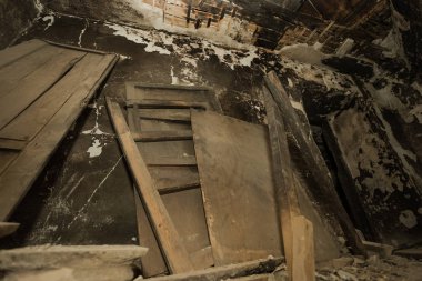 Terk edilmiş bir harabe binada bir antik 18. yy binası mistik iç, kalıntıları. Eski duvarlar, çöp ve çamur ile koridor mahvetti. Kalıp, alçı dekorasyon, kısma yok