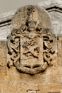 Eski bina sanat Barok tarzında 18. yüzyıl heykel tasarım detay. Oyma süslemeler, kısma, aile arması ve hanedanlık armaları binanın cephesinde. Cephe heykel