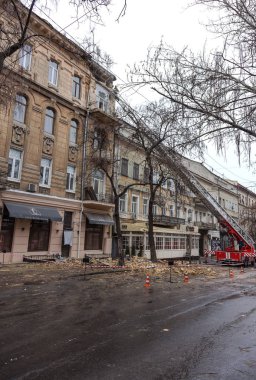 Odessa, Ukrayna - 26 Şubat 2017: Kurtarma ekipleri yangın teleskopik merdiven yangın kamyon üzerinde evin bir deprem sonucunda çöküşü sonuçlarını ortadan kaldırmak. Harap eski ev, earthquak sonuçlarını
