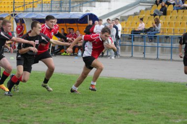 Odessa, Ukrayna - 29 Eylül 2018: Final Oyunları Şampiyonası Ukrayna'nın en güçlü takımları Rugby-7. Rugby topu alan üzerinde. Rugby topu için ağır mücadele sahip. Takım sporcular oyuncular sahada